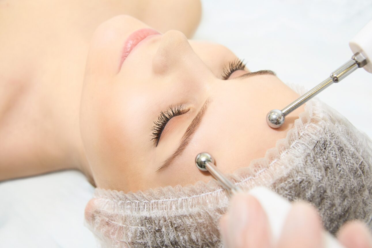 Skenartherapie: Elektrische Impulse stimulieren die Hautoberfläche.